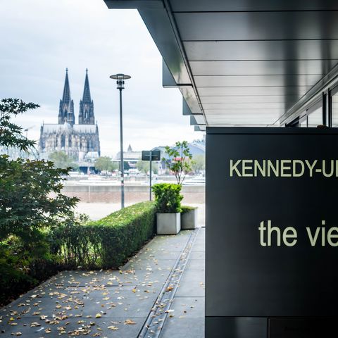 Eingang der Eventlocation the view Cologne (steht auf dem Schild) Im Hintergrund ist der Kölner Dom zu sehen