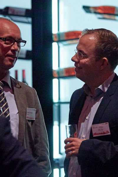 Gäste unterhalten sich auf der Networking Veranstaltung