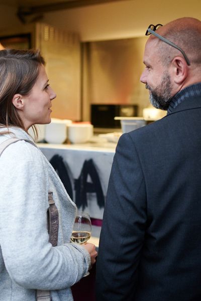 Menschen unterhalten sich auf einer Networking Veranstaltung