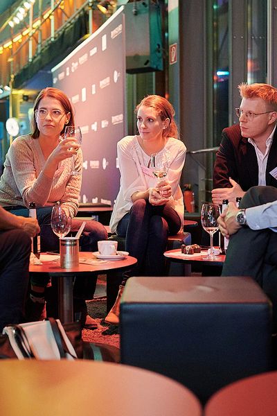 Personen unterhalten sich auf einem Networking Event