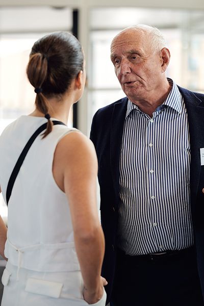 Menschen unterhalten sich auf einer Networking Veranstaltung