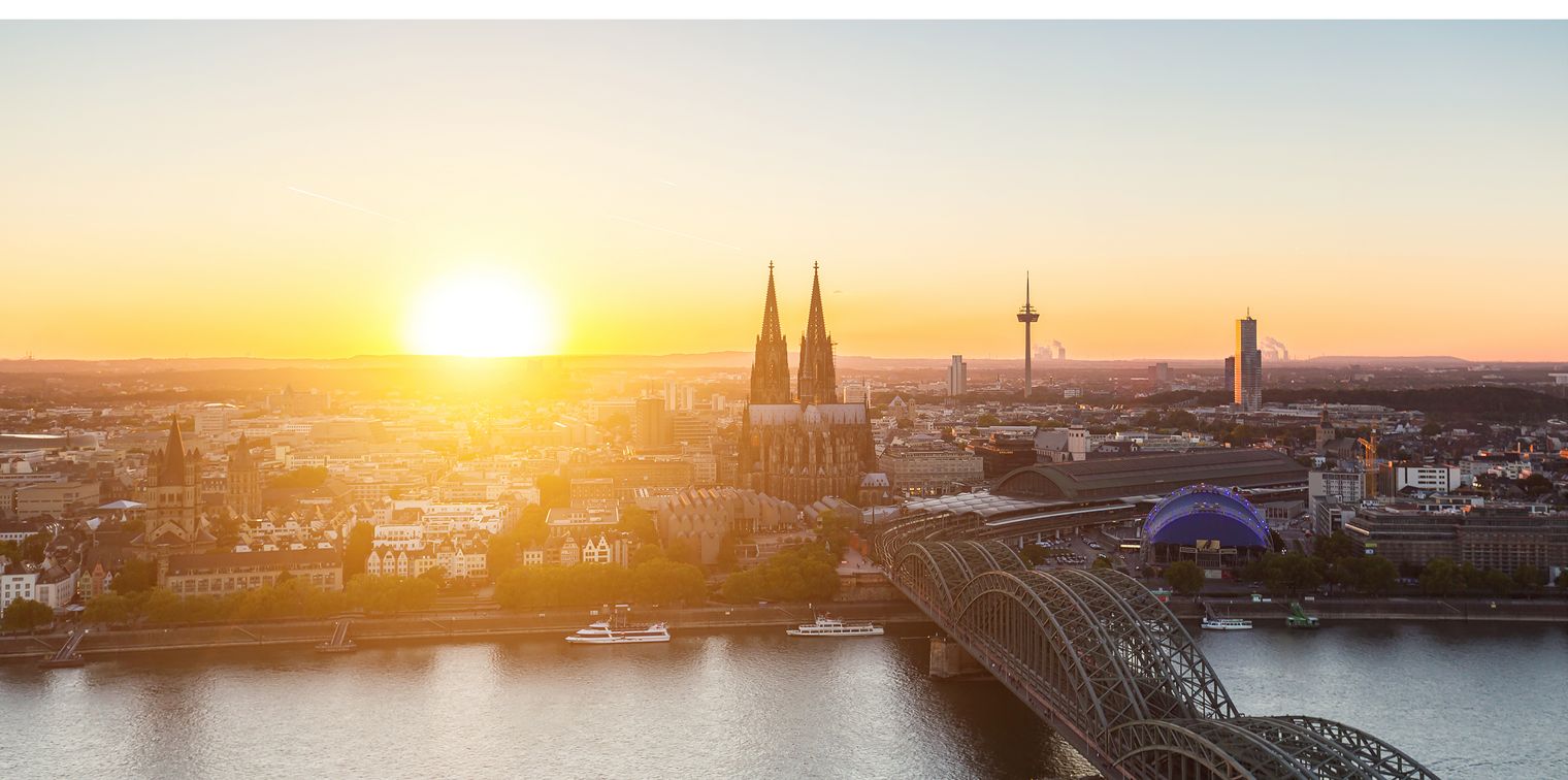 Panoramablick auf den Rhein, die Hohenzollernbrücke und den Kölner Dom bei Sonnenuntergang