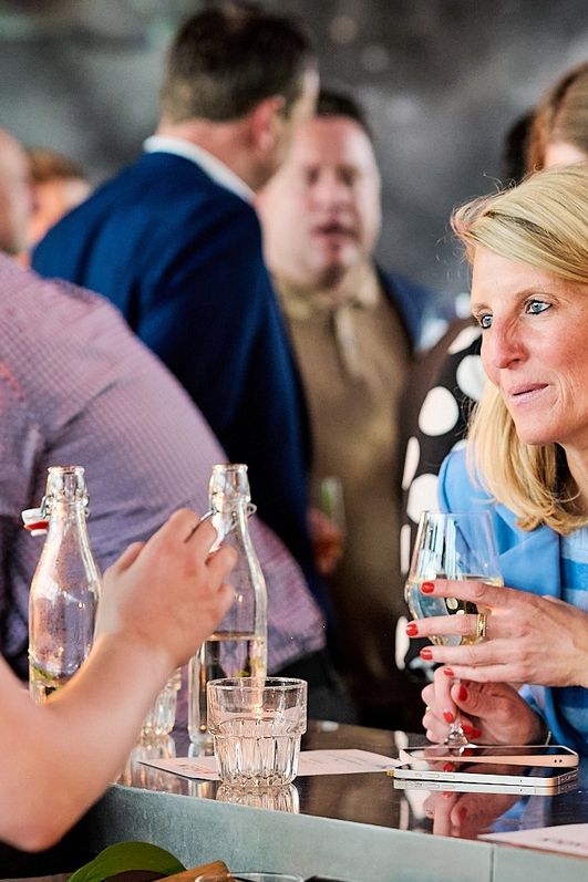 Personen unterhalten sich auf dem Networking Event
