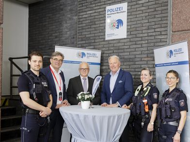 Gerald Böse, CEO der Koelnmesse GmbH, und Polizeipräsident Johannes Hermanns eröffnen die neue Anlaufstelle der Polizei Köln.