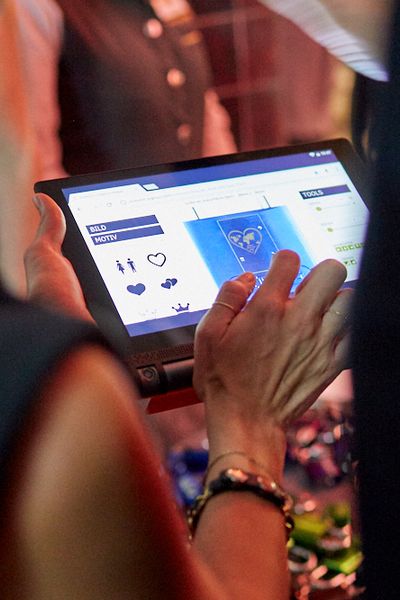 Frau benutzt ein Tablet