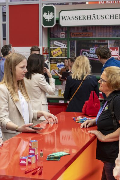 Kundenberatung an der Messetheke auf der IMEX