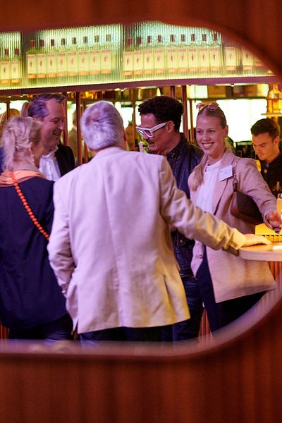 Gäste unterhalten sich auf der Networking Veranstaltung