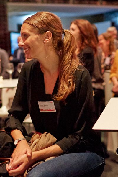 Gäste unterhalten sich auf der Networking Veranstaltung