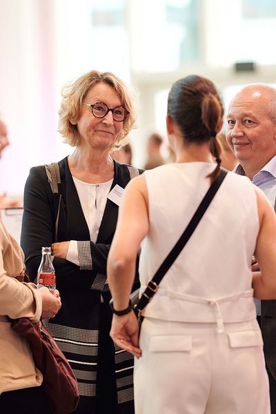 Menschen unterhalten sich auf einer Networking Veranstaltung