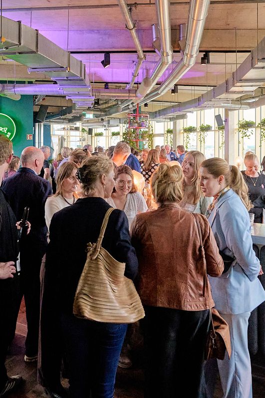 Menschenmenge auf dem Networking Event in der Monkey Bar