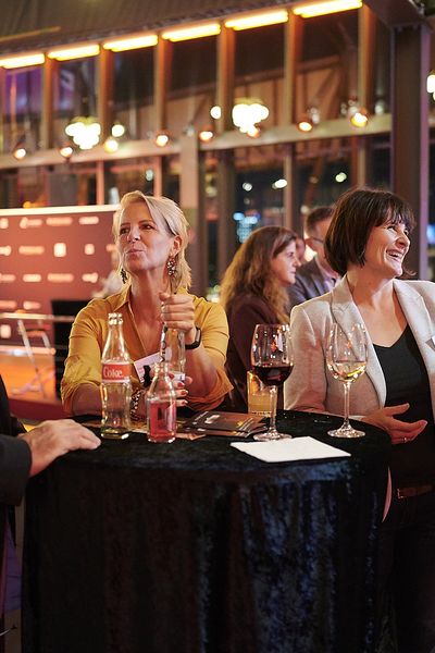 Personen unterhalten sich auf einem Networking Event