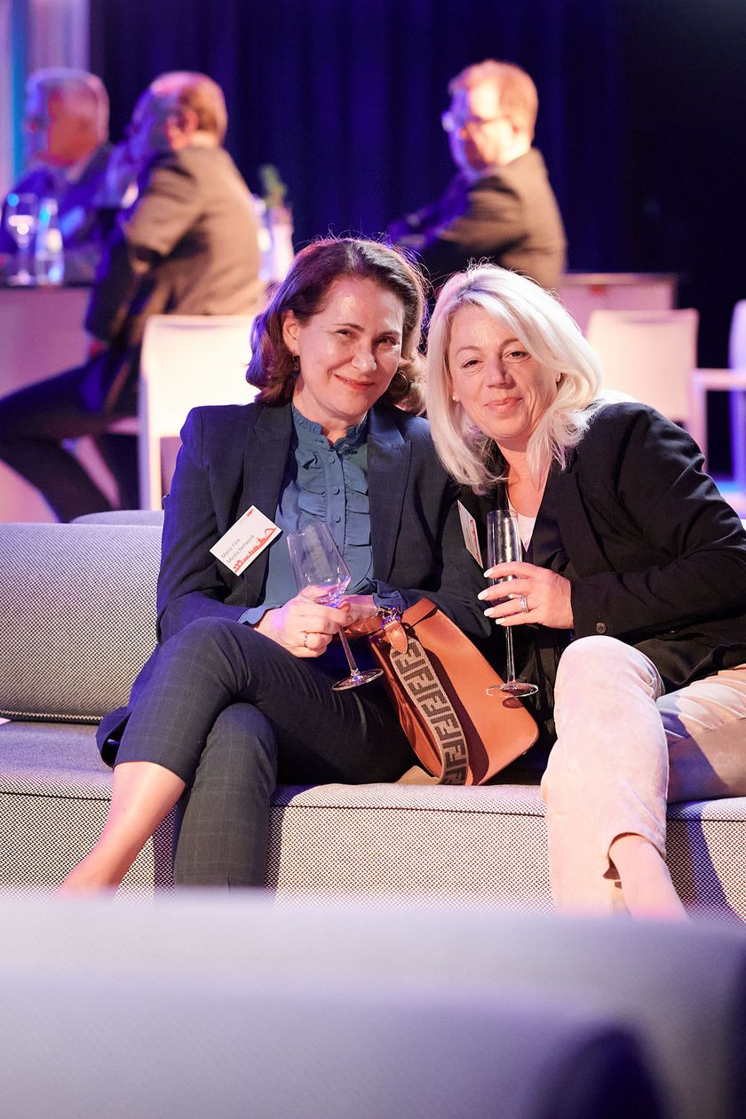Personen unterhalten sich auf einer Networking Veranstaltung