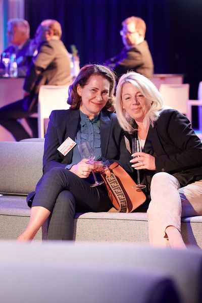 Personen unterhalten sich auf einer Networking Veranstaltung
