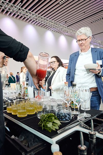 An der Bar werden Cocktails eingeschenkt und ausgegeben