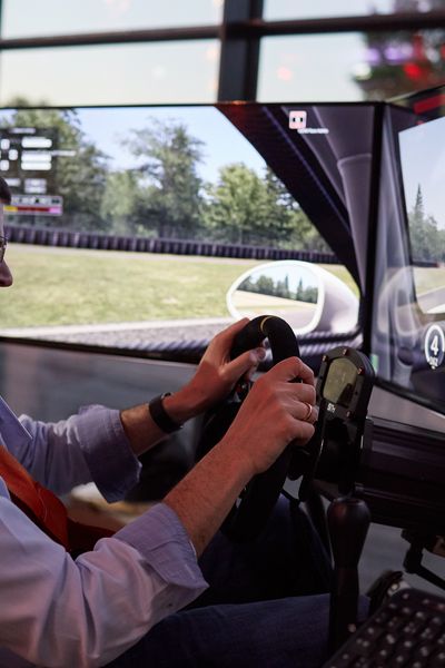 Ein Mann sitzt in einer Rennautosimulation