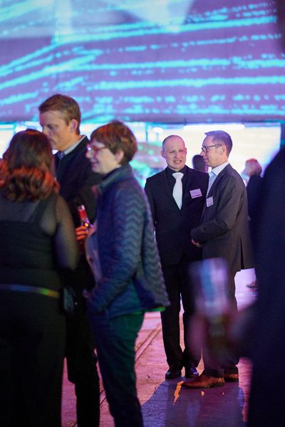 Menschen unterhalten sich auf einer Networking Veranstaltung