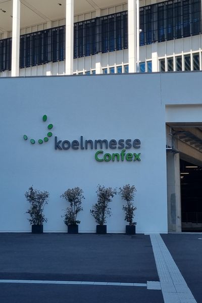 Außenfassade Confex mit dem Logo der Koelnmesse