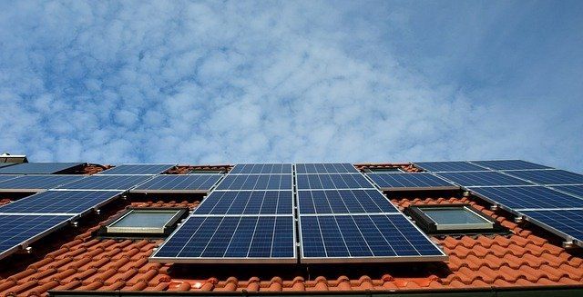 Fotovoltaikanlage auf rotem Dach