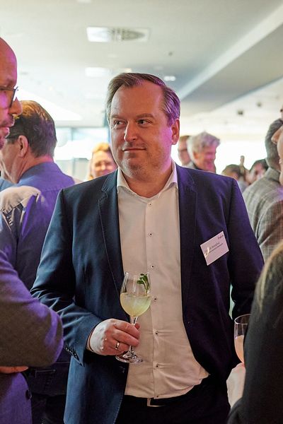 Gäste unterhalten sich auf der Networking Veranstaltung