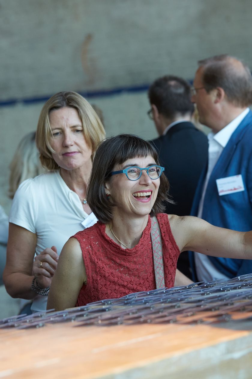 Personen unterhalten sich auf einem Networking Event