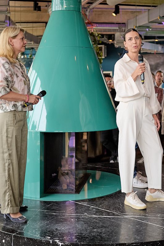 Stephanie Kleine Klausing und Filiz Ük halten Begrüßungsrede beim Networking Event