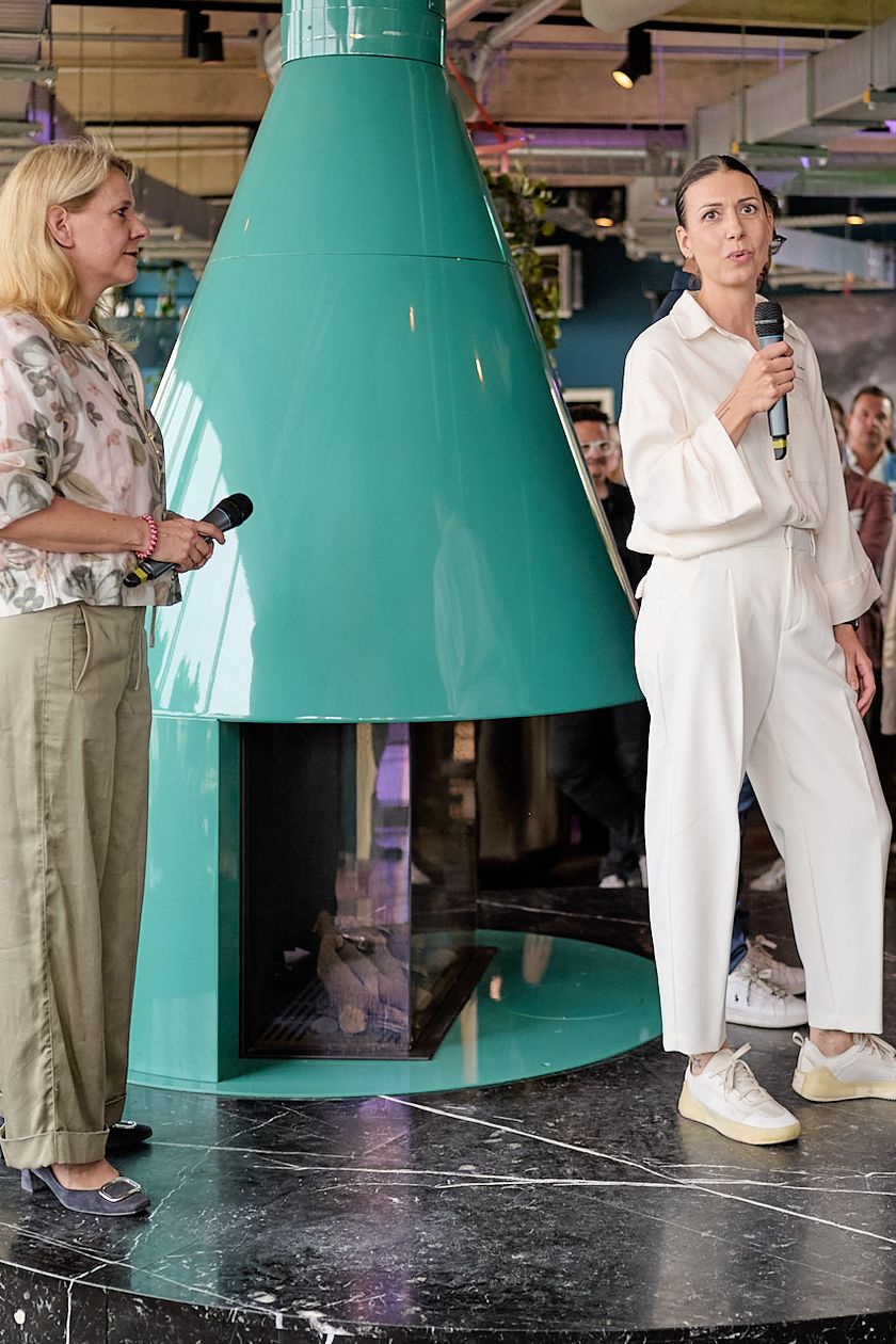 Stephanie Kleine Klausing und Filiz Ük halten Begrüßungsrede beim Networking Event