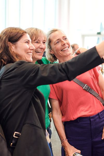 3 Frauen machen ein Selfie