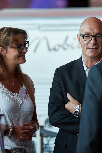 Personen unterhalten sich auf einem Networking Event