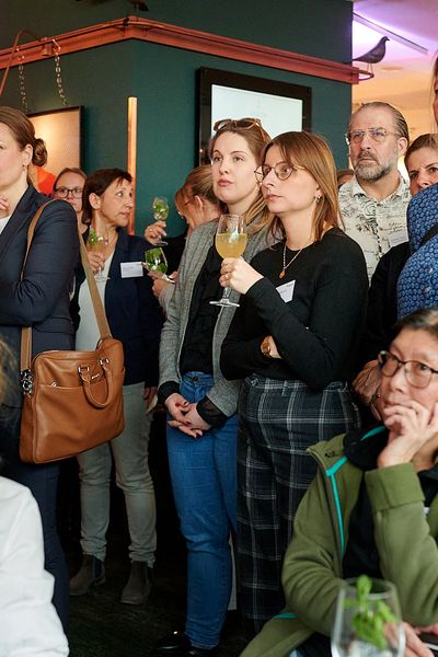Publikum hört der Begrüßungsrede zu