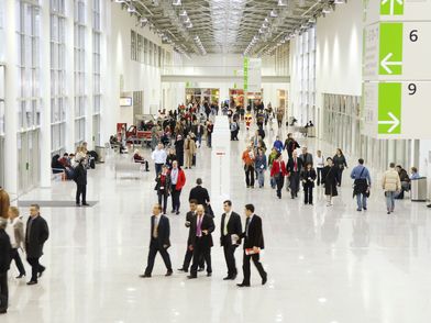 Innenansicht Messeboulevard Koelnmesse mit gehenden Menschen