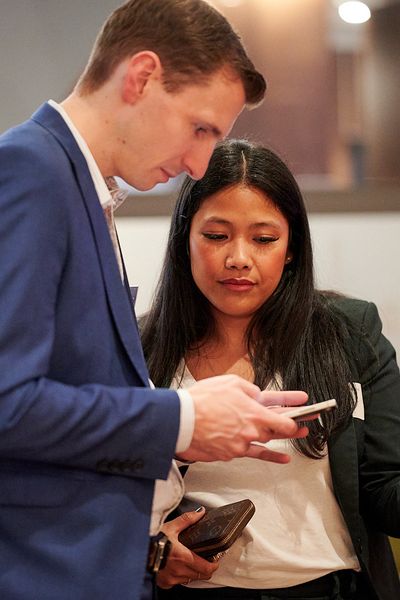 Gäste unterhalten sich auf der Networking Veranstaltung
