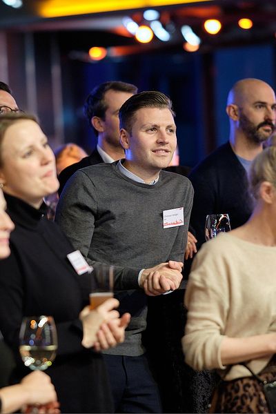 Menschen hören dem Redner auf der Bühne zu