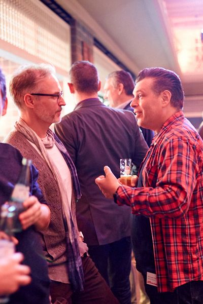 Gäste unterhalten sich auf der Networking Veranstaltung