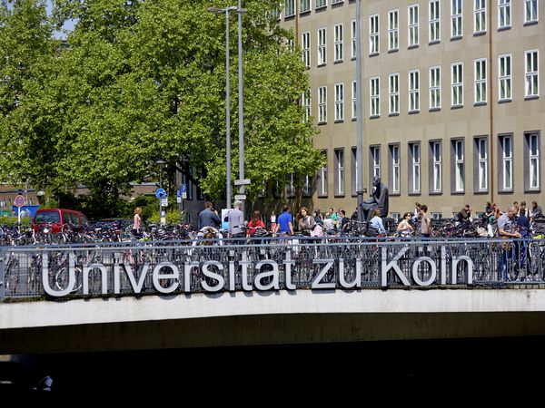 Schriftzug Universität zu Köln auf der Brücke zur Uni