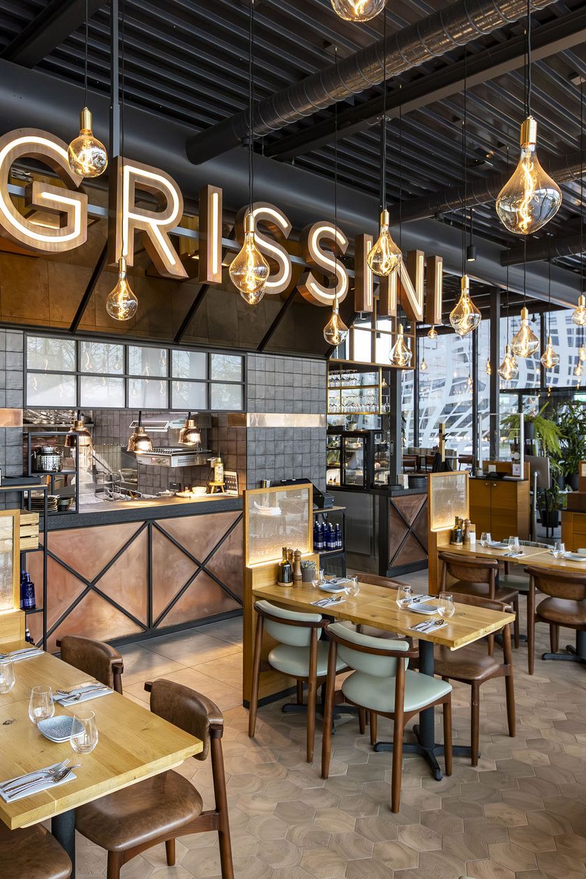 Grissini Leuchtschrift im Restaurant Innenraum mit modernen Ambiente 