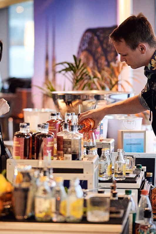 Eine Frau holt sich Cocktails an der Bar