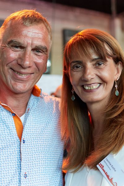 Personen unterhalten sich auf einem Networking Event