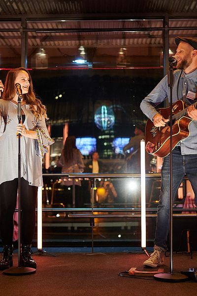 Gitarrist und Sängerin machen Musik auf der Bühne